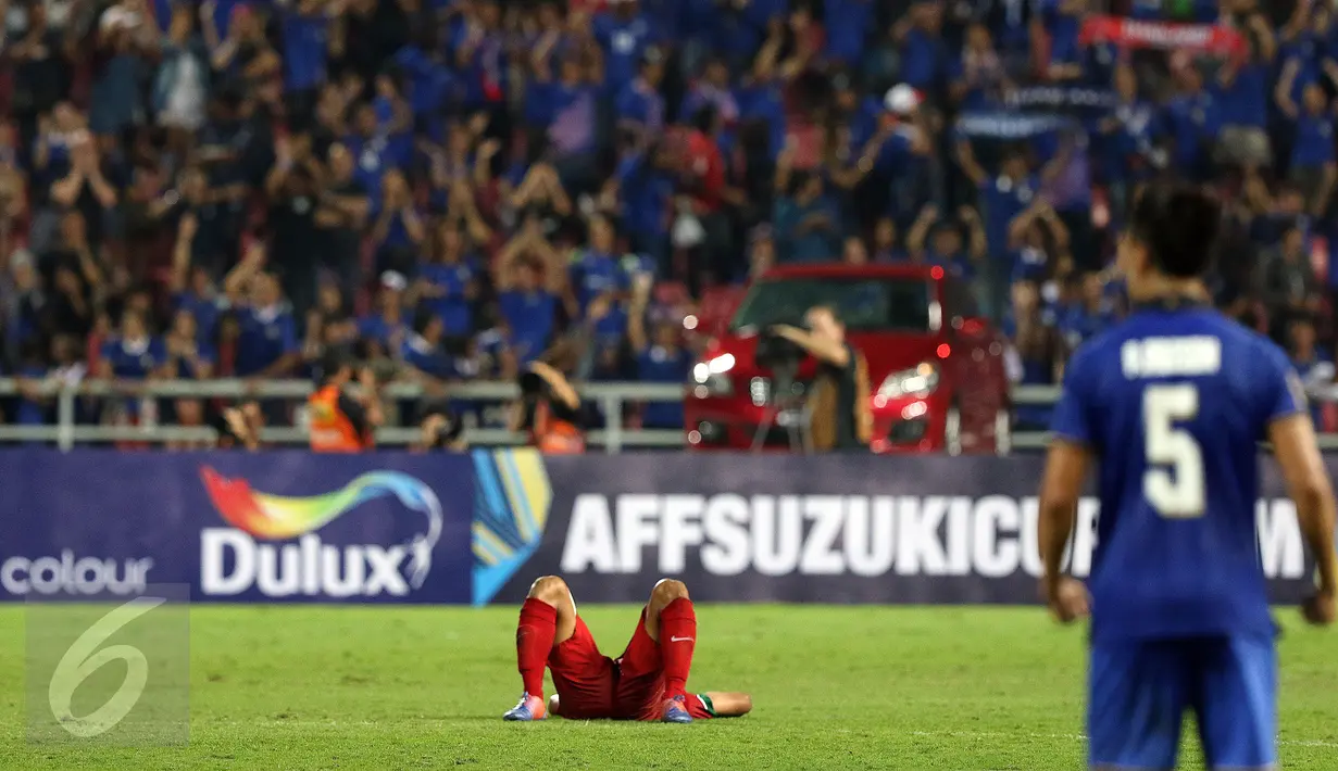 Salah satu pemain Timnas Indonesia terkapar usai laga final kedua Piala AFF 2016 melawan Thailand di National Stadium Rajamangala, Bangkok, Sabtu (17/12). Indonesia kalah 2-0 dan harus puas menjadi runner up. (Liputan6.com/Helmi Fithriansyah)