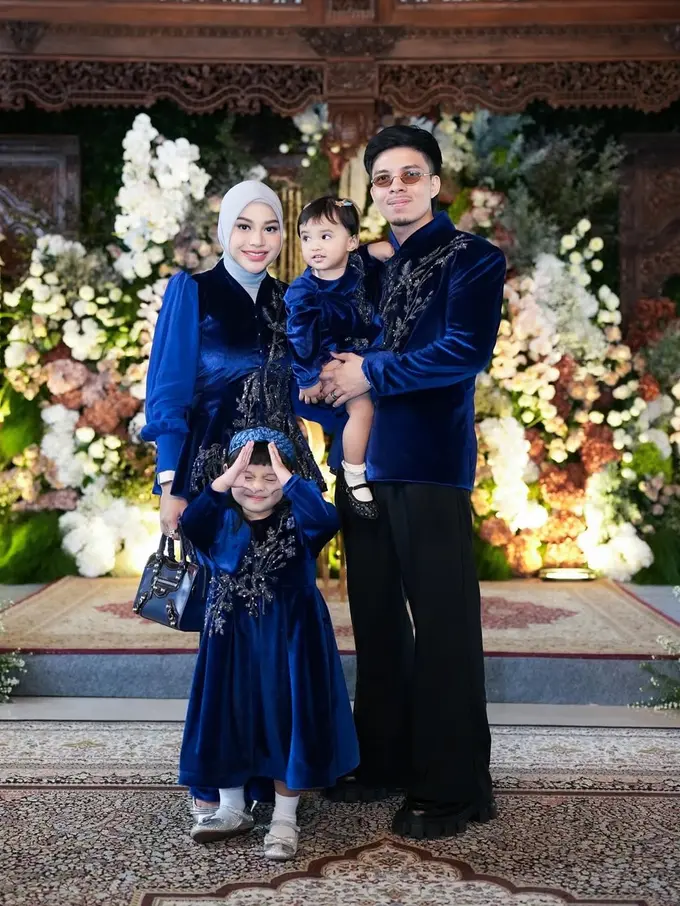 Potret Elegan Aurel Hermansyah Tampil Dalam Balutan Kebaya Velvet Biru di Mitoni Aaliyah Massaid