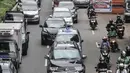 Kendaraan berjalan tersendat saat melintas di Jalan Kapten Tendean, Mampang Prapatan, Jakarta, Senin (5/4/2021). Kemacetan arus lalu lintas dari arah Jalan Kapten Tendean menuju kawasan Blok M itu disebabkan adanya proyek galian kabel Sarana Jaringan Utilitas Terpadu. (merdeka.com/Iqbal S Nugroho)