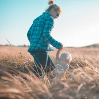 Salah satu tanggung jawab terbesar adalah mempersiapkan dana pendidikan anak di tengah meningkatnya biaya pendidikan. Foto: Derek Thomson on Unsplash