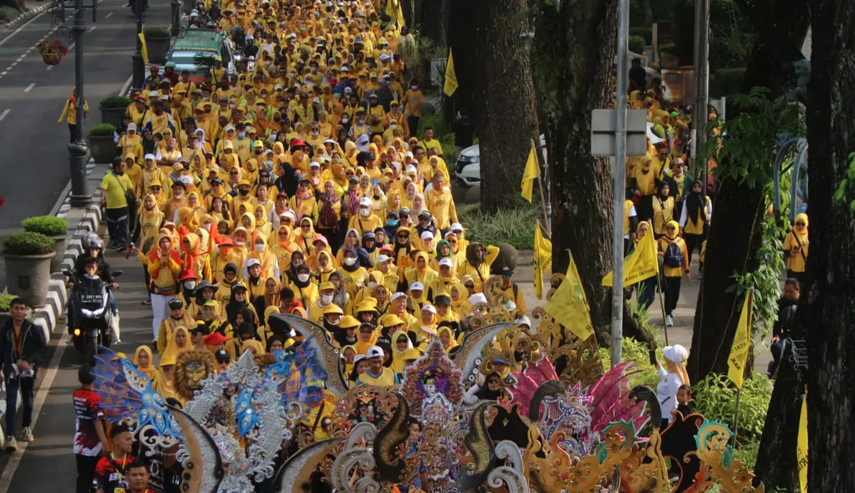 Warga mengikuti jalan sehat di Area Lapangan Gasibu Jl. Diponegoro Bandung, Minggu (16/10/2022). Dengan mengambil start/finish di depan Gedung Sate, warga berkeliling sepanjang 5,8 KM, untuk mengikuti kegiatan yang dilakukan serentak di seluruh Indonesia. (Foto:Dok Golkar)