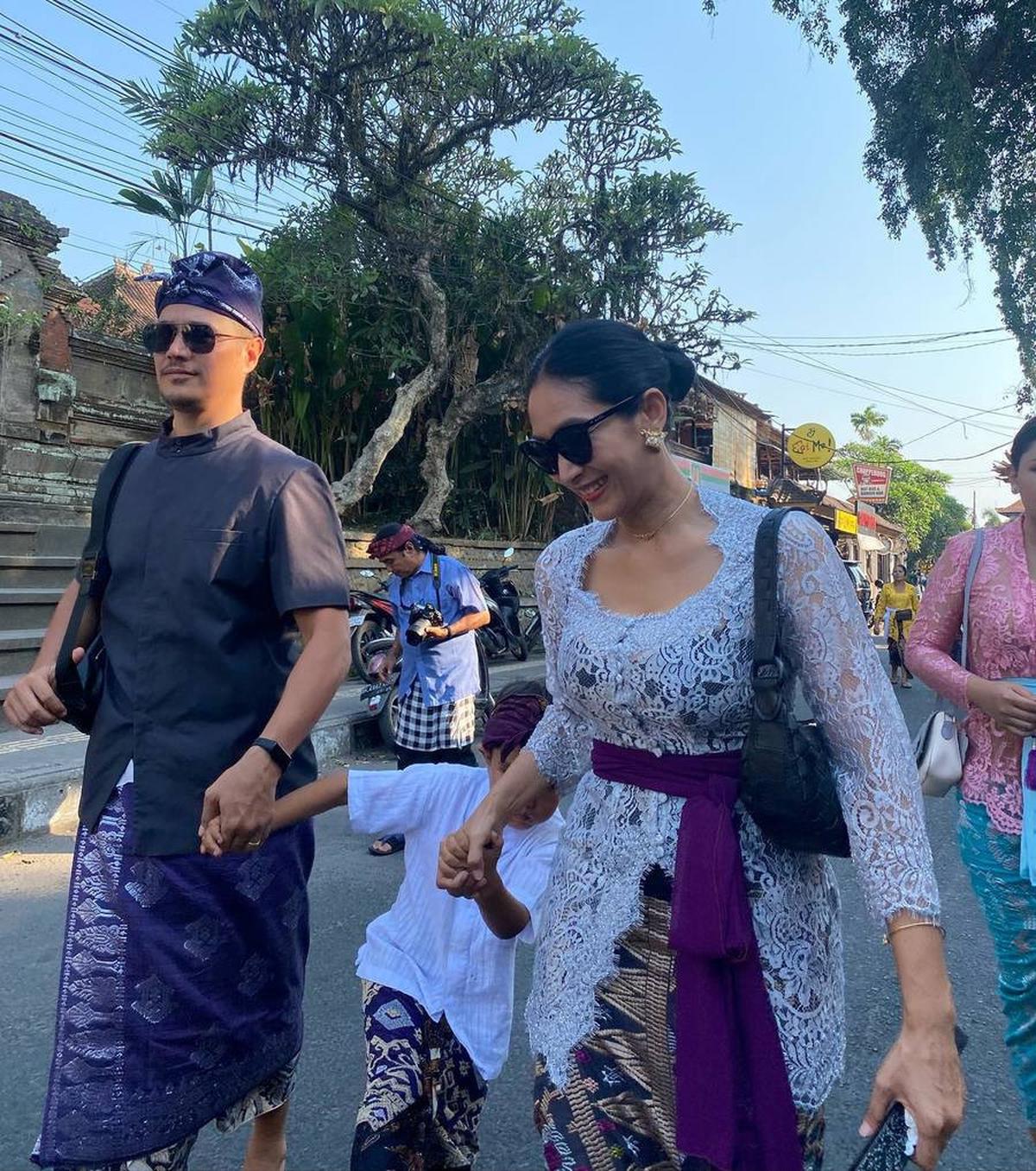 Sempat Culture Shock Saat Menikah, Ini 8 Potret Happy Salma dan Tjok Gus yang Ternyata Bangsawan - Kaget Dikado Bebek Hidup