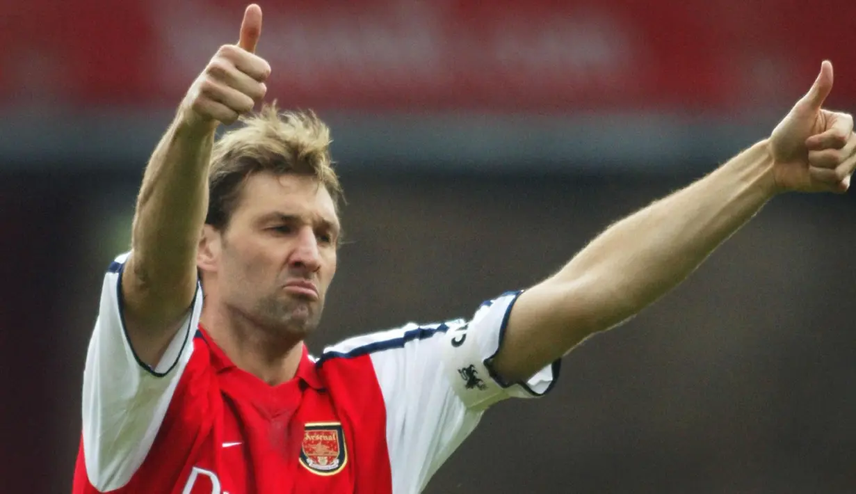 Tony Adams pernah ditangkap oleh pihak berwajib pada Mei 1990 silam. Ia didakwa bersalah akibat kelakuannya ketika menjadi pecandu berat minuman beralkohol. Beruntungnya ia dibebaskan ketika masa tahanan baru berjalan setengahnya dari total empat bulan. (Foto: AFP/Adrian Dennis)