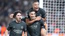 Para pemain Paris Saint-Germain (PSG) merayakan gol yang dicetak oleh Achraf Hakimi ke gawang Borussia Dortmund pada laga Liga Champions di Stadion Parc des Princes, Rabu (20/9/2023). PSG menang dengan skor 2-0. (AP Photo/Michel Euler)