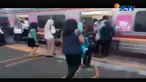 Pengelola Kereta Commuter Jakarta membuat garis ruang antrean di Stasiun Juanda, Jakarta Pusat.
