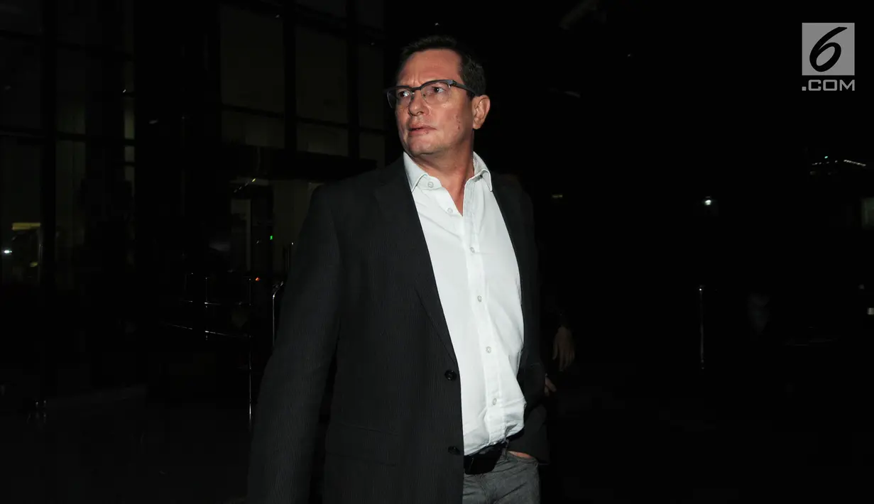 CEO PT Airbus Group Indonesia, Laurent Godin usai menjalani pemeriksaan di Gedung KPK, Jakarta, Jumat (20/4). Laurent diperiksa terkait dugaan suap pengadaan pesawat dan mesin Airbus SAS dan Rolls Royce PT Garuda Indonesia. (Merdeka.com/Dwi Narwoko)
