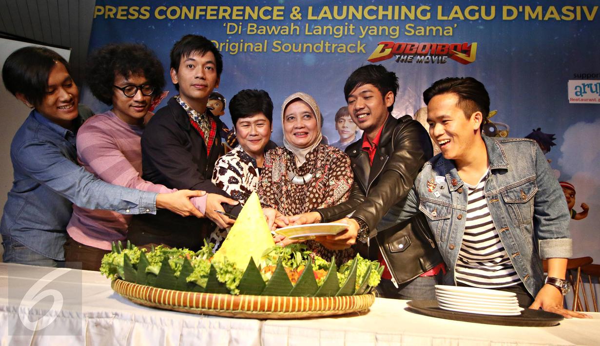 Grup band d'Masiv potong tumpeng dalam acara launching lagu berjudul 'Di Bawah Langit yang Sama' di Jakarta, Jumat (5/2). Lagu tersebut menjadi OST film 'BoBoiBoy The Movie' serta akan dimuat dalam album kelima mereka. (Liputan6.com/Immanuel Antonius)