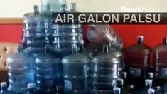 Polisi menangkap RAS (33), seorang pengusaha isi ulang air mineral ukuran galon. RAS terbukti menjual air mineral kemasan galon dengan bahan baku air sumur 