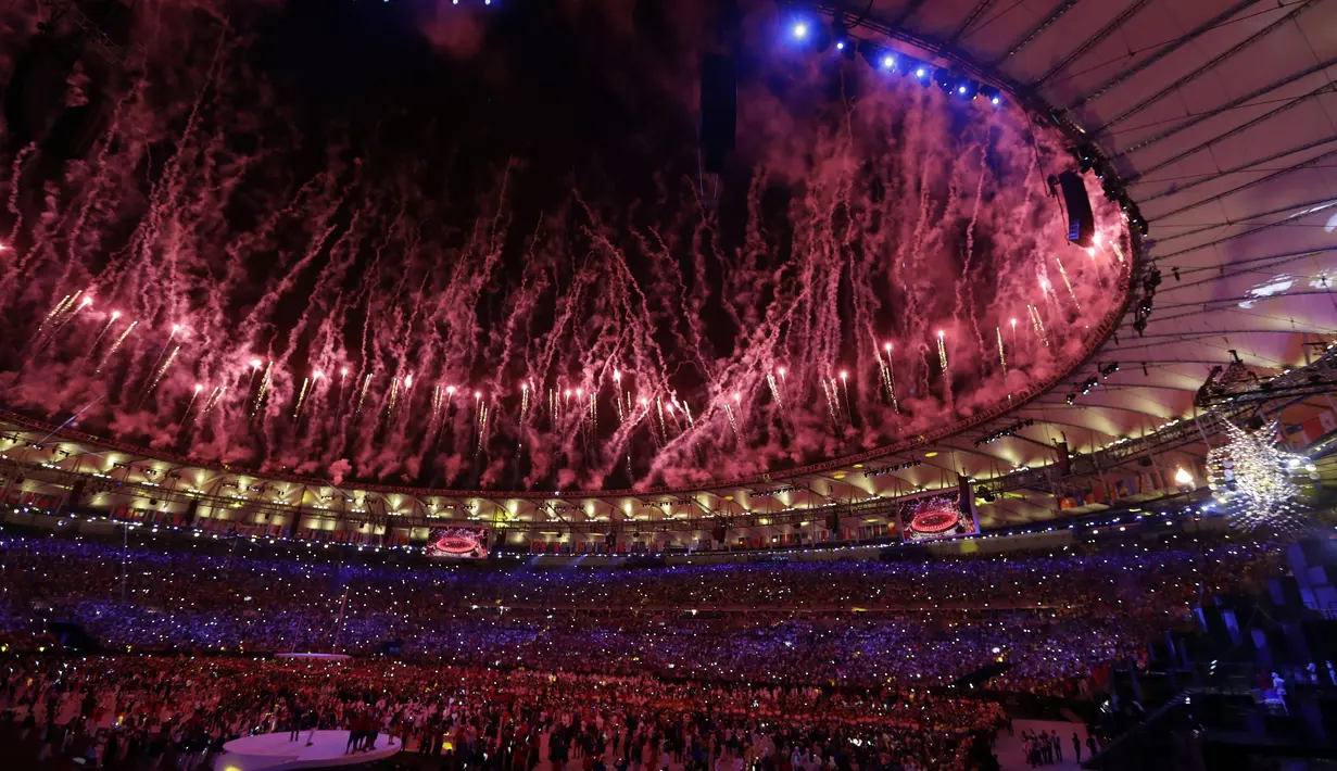 Suasana Stadion Maracana saat pembukaan Olimpiade Rio 2016 di Rio de Janeiro. (AP Photo/Michael Sohn)