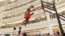 Maskot Houston Rockets melakukan atraksi saat acara Junior NBA di Pluit Village Mall, Minggu (29/7/2018). 16 anak terpilih menjadi Jr NBA Indonesia All-Star 2018. (Bola.com/M Iqbal Ichsan)