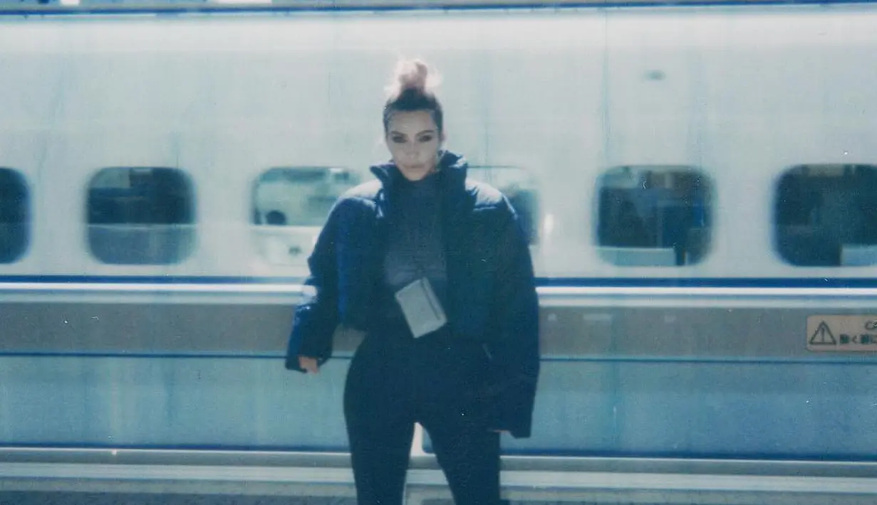 Berada di Kyoto, Kim Kardashian pun berpose di stasiun. (instagram/kimkardashian)