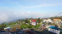 Pesona lanskap rumah-rumah penduduk Dusun Butuh yang seolah bertumpuk di lereng Gunung Sumbing kerap disandingkan oleh para pendaki dengan pemandangan perdesaan Namche Bazaar di Nepal.