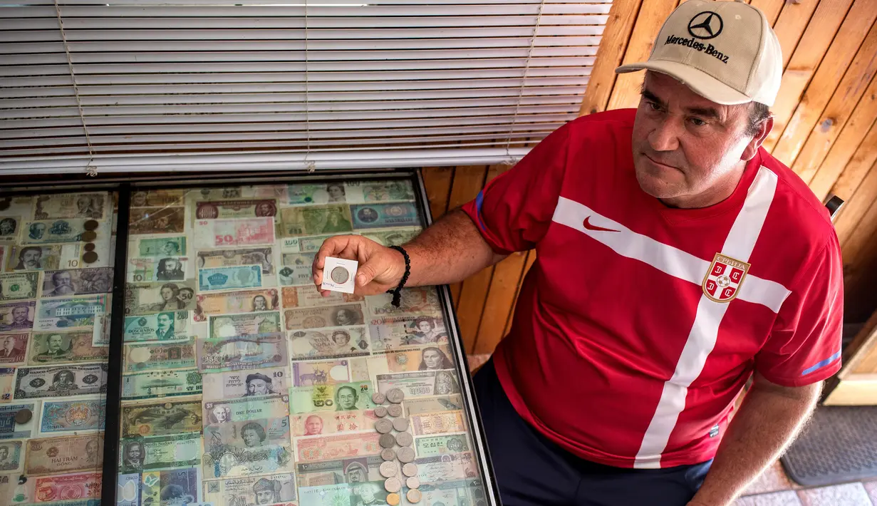 Koleksi uang kertas dan koin dari seluruh dunia milik pria asal Serbia, Zoran Milosevic di desa Pavlovci, Belgrade, 10 September 2018. Milosevi yang tak pernah ke luar negeri mendapatkan semua koleksinya tersebut dari teman-temannya. (AFP/ANDREJ ISAKOVIC)
