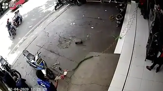 terlihat sebuah motor yang baru melakukan servis di bengkel mengalami kecelakaan karena pengendara secara tiba-tiba mengambil jalur kendaraan lain saat menyebrang jalan.