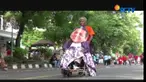 Dalam car free day di Solo, pada Minggu (19/11) warga melakukan aksi teatrikal dengan menggunakan topeng Setnov dan memeluk tiang listrik.