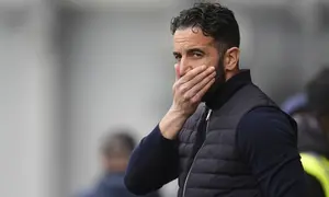Pelatih Manchester United, Ruben Amorim menyeka wajahnya dalam laga lanjutan Liga Inggris 2024/2025 melawan Brentford di Gtech Community Stadium, London, Inggris, Minggu (04/05/2025) waktu setempat. (AP Photo/PA/John Walton)