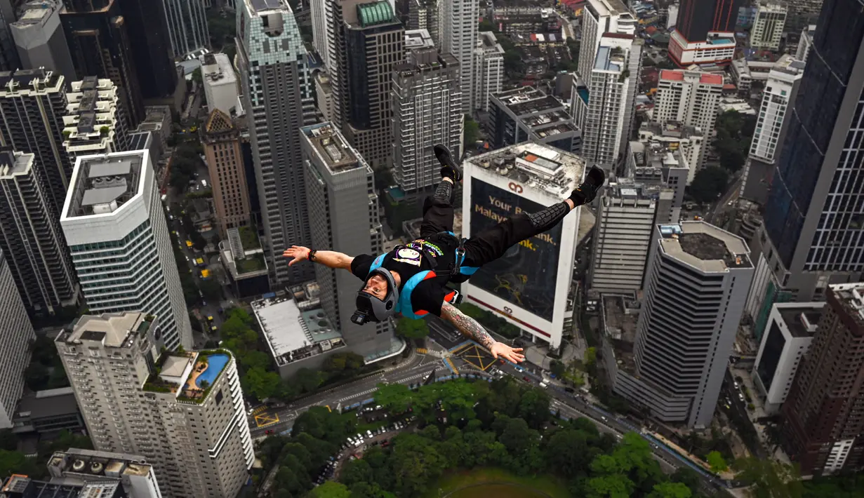 <p>Penerjun Australia Chris Mcdougall melompat dari dek terbuka Menara Kuala Lumpur saat International Tower Jump, Kuala Lumpur, Malaysia, 3 Februari 2023. Lebih dari 100 penerjun melompat dari Menara Kuala Lumpur setinggi 300 meter yang terkenal tersebut. (MOHD RASFAN/AFP)</p>