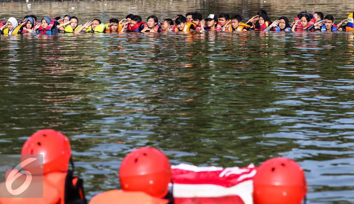 Ratusan pelajar dan mahasiswa memberikan hormat saat mengikuti upacara Bendera HUT Kemerdekaan RI ke 71, di Pamulang, Tangerang Selatan, Rabu (17/08). (Liputan6.com/Fery Pradolo)