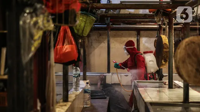 Penyemprotan Disinfektan di Pasar Senen