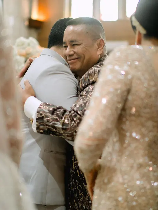 Pengacara itu kembali tampil dengan gaya khasnya yang glamor di acara pernikahan sang anak Fritz Hutapea dan Chen Giovani. [@fcgweddings]