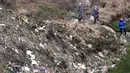 Tim SAR mengamati puing-puing pesawat Airbus A320 Germanwings di pegunungan Alpen, Prancis, Selasa (24/3/2015). Diperkirakan seluruh penumpang dan kru yang berjumlah 150 orang tewas dalam kejadian ini. (AFP PHOTO /DENIS BOIS /GRIPMEDIA / AFP TV)