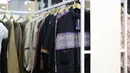 Misalnya saja, koleksi bawahan MYMD bisa dipadukan dengan batik. Warna-warna netral mendominasi koleksi MYMD. [Adrian/Fimela]