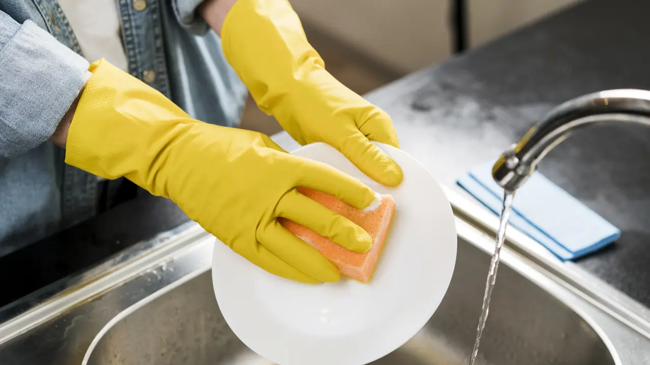 Mencuci piring