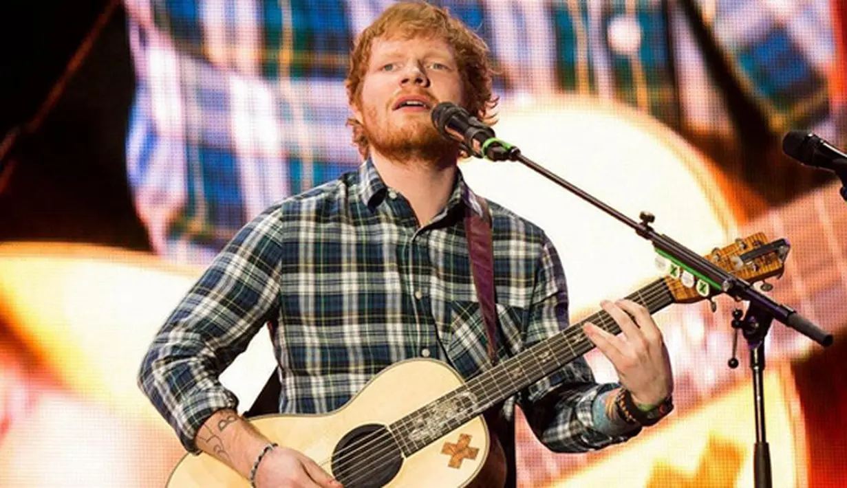 Ed Sheeran mengalami patah tulang di bagian tangan lantaran terjatuh dari sepeda yang sedang dikayuhnya. Ed Sheeran ditabrak sebuah mobil yang secara tiba-tiba meluncur ke arahnya dan menyerempetnya. (Instagram/teddysphotos)