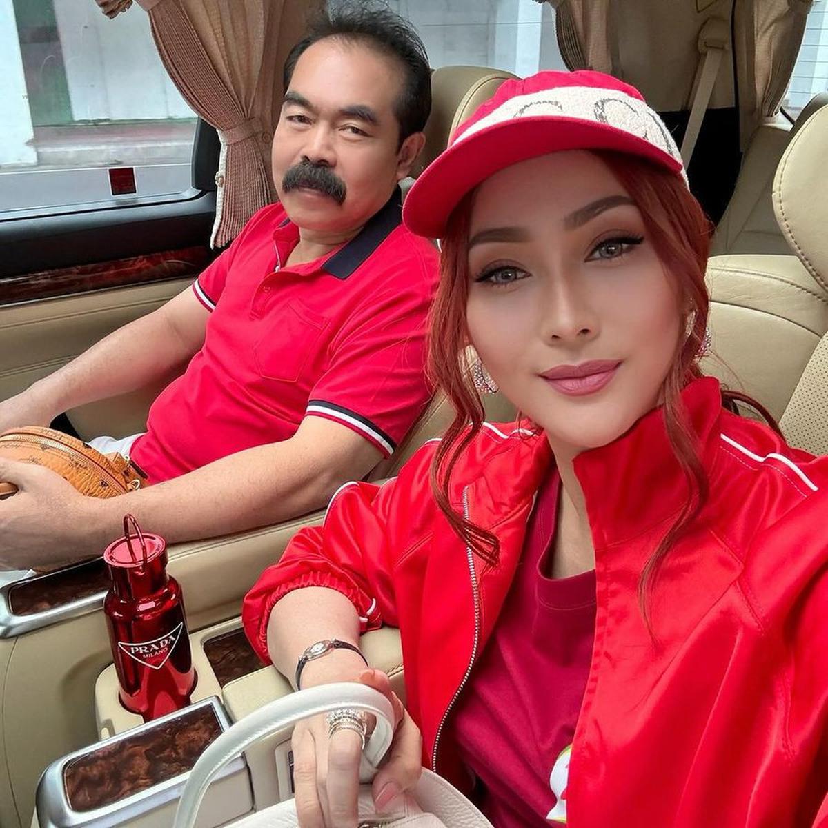 "Dulu aku gak punya, kerja zaman dulu di kafe dangdut berangkat jam 8 malam pulang jam 2 pagi bayaran cuma Rp 20 ribu. Jadi nyanyi sampai ngos-ngosan, capek, gosong honornya cuma Rp 23 ribu," kenangnya.