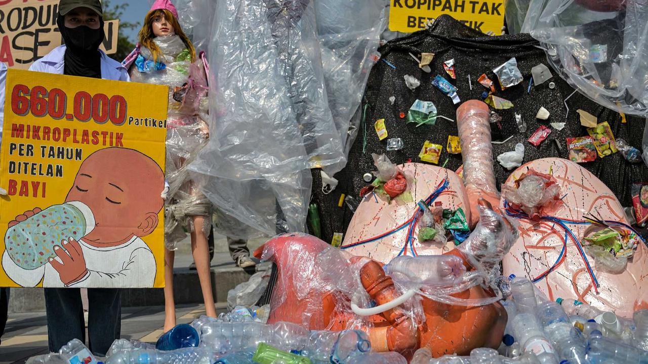 FOTO: Instalasi Jantung Rusak di Surabaya Serukan Bahaya Mikroplastik Bagi Manusia