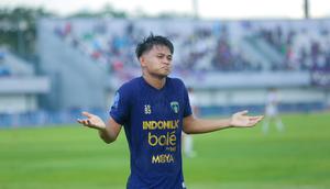 Tendangan salto striker Persita Tangerang, Hokky Caraka membobol gawang Persik Kediri dalam laga pekan ke-15 BRI Super League 2025/2026 di Indomilk Arena, Tangerang, Minggu (21/12/2025). (Bola.com/Muhammad Iqbal Ichan)