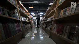 Pengunjung memilih buku di pasar buku Jakbook yang terletak di Pasar Kenari, Jakarta Pusat, Selasa (30/4/2019). Buku-buku yang dijual di Jakbook, baik lokal atau impor, lebih murah 30 persen dibanding harga di toko buku lain. (merdeka.com/Iqbal S. Nugroho)