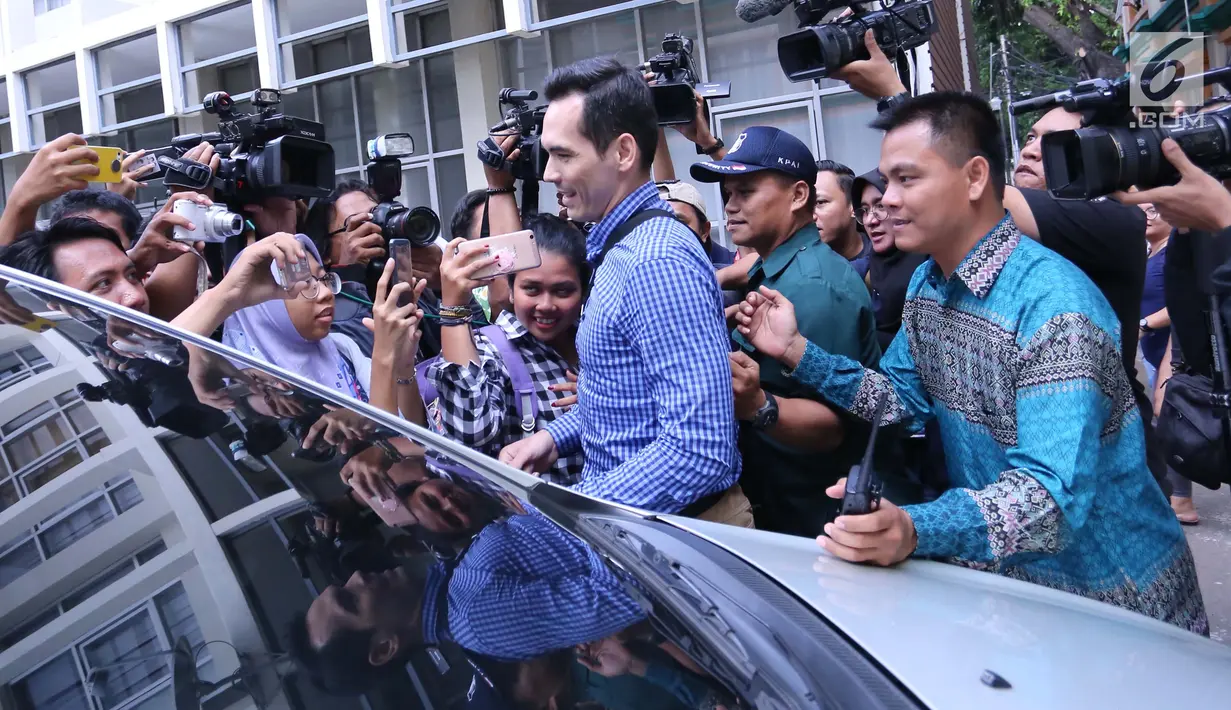 Atalarik Syah seusai mediasi dengan Tsani Marwa di Komisi Perlindungan Anak Indonesia (KPAI), Jakarta, Jumat (28/7). Pasangan selebritis Atalarik Syah dan Tsania Marwa menjalankan mediasi terkait hak asuh anak di KPAI. (Liputan6.com/Herman Zakharia)