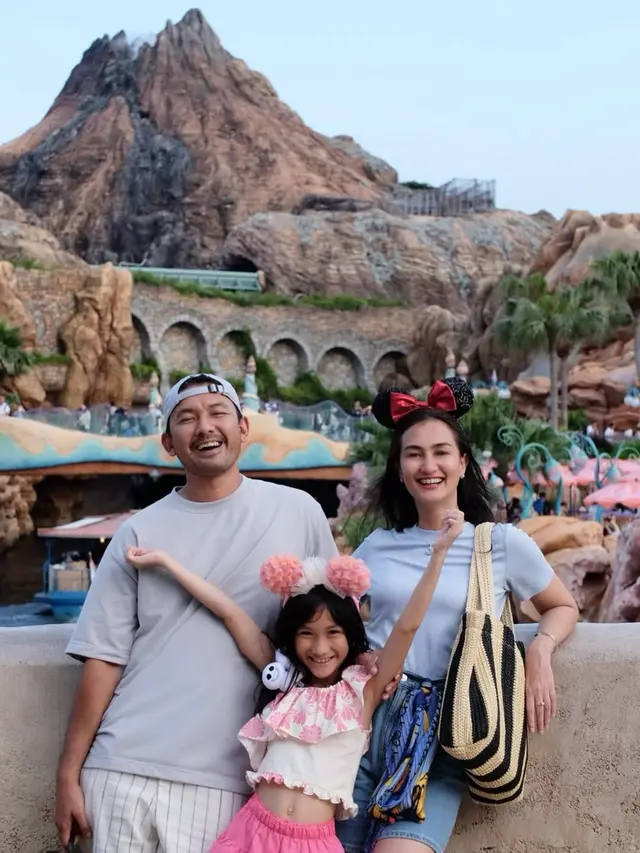 Gaya Serasi Rio Dewanto dan Atiqah Hasiholan Liburan di Jepang, Tampil Casual Playful Bak Pasangan Remaja