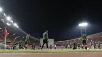 Suasana para pemain Timnas Indonesia saat latihan di Stadion Rajamangala, Bangkok, Jumat, (16/11). Latihan ini persiapan jelang laga Piala AFF 2018 melawan Thailand. (Bola.com/M. Iqbal Ichsan)