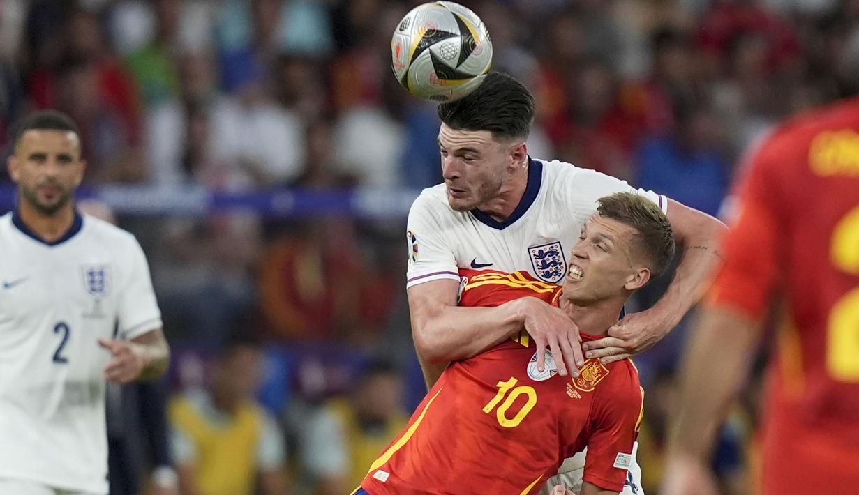 Gelandang Timnas Inggris, Declan Rice (atas) berebut bola dengan striker Timnas Spanyol, Dani Olmo pada laga final Euro 2024 di Olympiastadion, Berlin, Jerman, Minggu (14/7/2024). (AP Photo/Matthias Schrader)