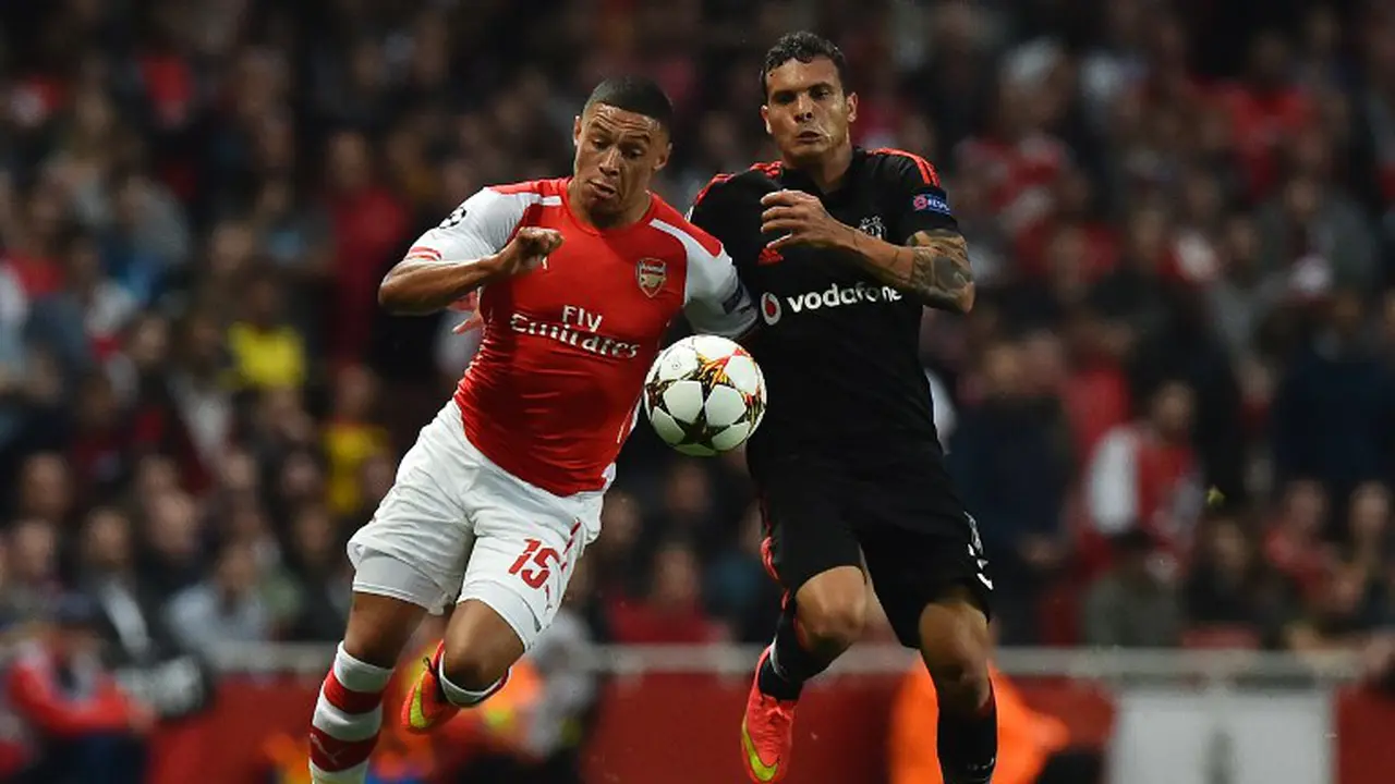 Alex Oxlade Chamberlain mencoba menembus pertahanan Besiktas