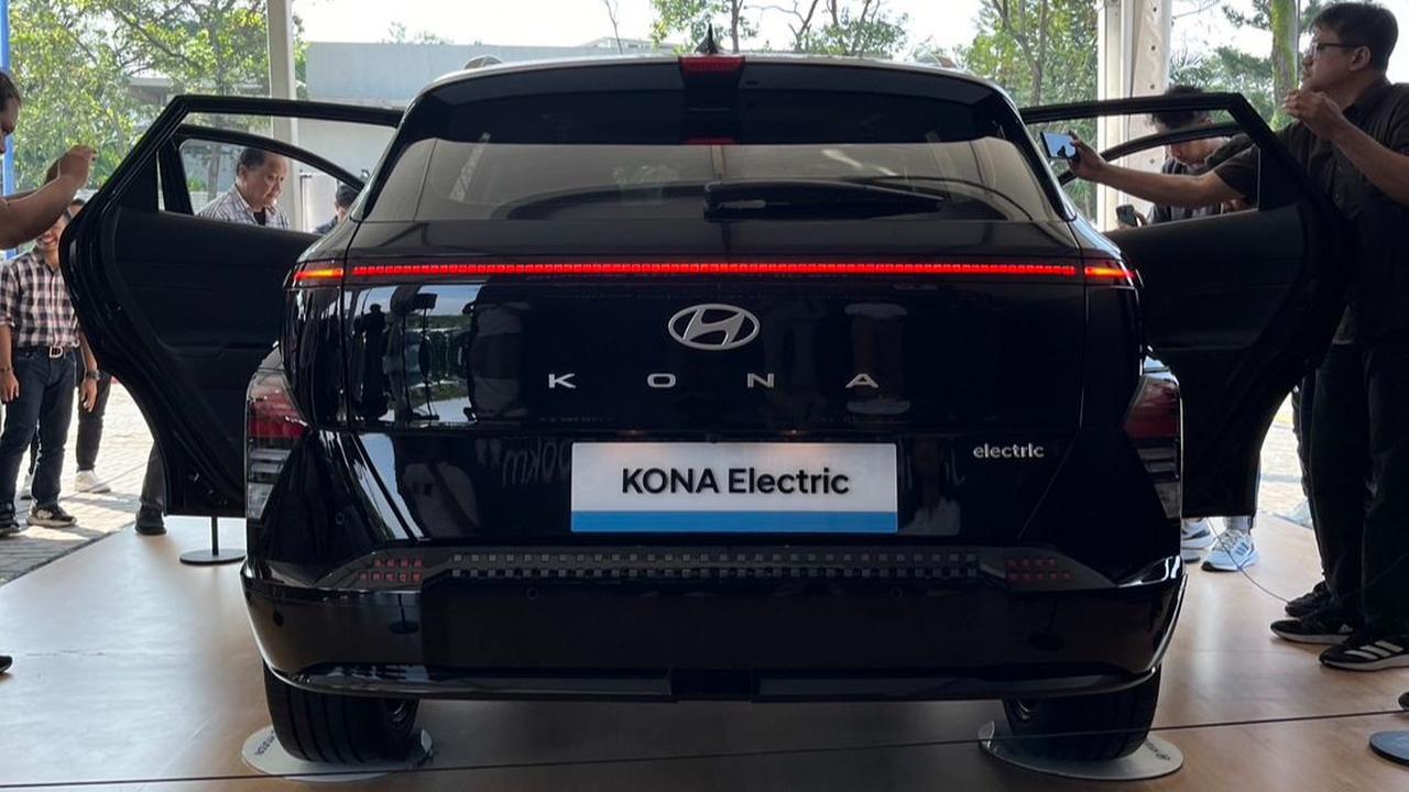 Hyundai sudah mengantongi 300 spk unit Kona Electric terbaru, yang berarti masih ada 200 unit tersisa untuk diberikan kepada konsumen pertama yang melakukan pemesanan dan mereka akan mendapatkan paket free charging senilai Rp 5 juta dalam periode satu tah