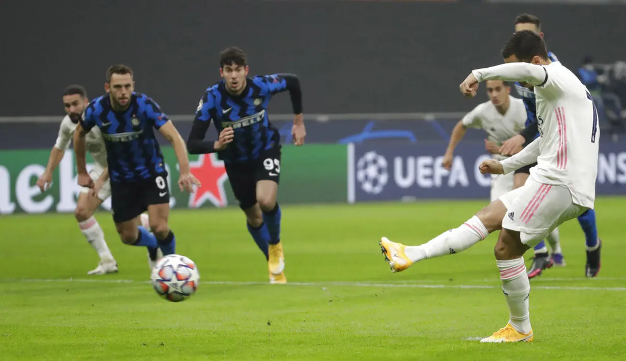 Pemain Real Madrid Eden Hazard (kanan) mencetak gol ke gawang Inter Milan lewat tendangan penalti pada pertandingan Grup B Liga Champions di Stadion San Siro, Milan, Italia, Rabu (25/11/2020). Real Madrid melumat Inter Milan 2-0. (AP Photo/Luca Bruno)