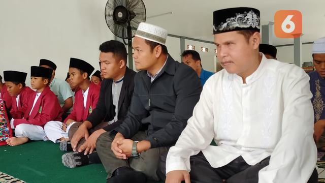 Ustaz Ismail, Mego Husodo, dan para santri