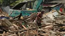 Pemulung mengais besi sisa bangunan kios pedagang Terminal Depok, Jawa Barat yang dibongkar, Rabu (8/10/2014). (Liputan6.com/Helmi Fithriansyah)