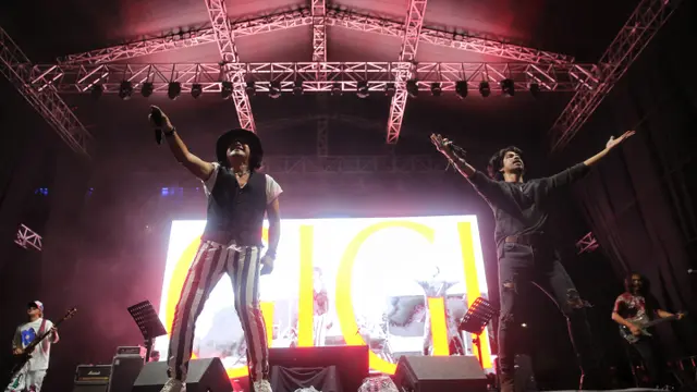 Penampilan GIGI Band bersama Aryo Wahab dan Andy /rif di Festival Pasar Musik 2023.