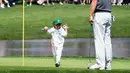 Austin, putri dari pegolf Brandt Snedeker berjalan saat mengikuti acara Masters Par 3 Tournament di Augusta National Golf Club, Georgia, (5/4). Anak-Anak ini menunjukkan keterampilannya bermain golf bersama orang tuanya. (AFP Photo/Jim Watson)