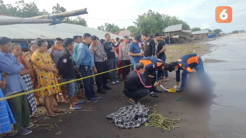 Mayat pria misterius ditemukan terdampar di Pantai Makassar (Liputan6.com/Fauzan)