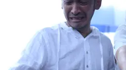 Saat jenazah akan dimasukkan ke dalam liang lahat, presenter itu kembali menangis. Begitu juga setelah selesai diurug rata tanah dan proses tabur bunga. (Nurwahyunan/Bintang.com)