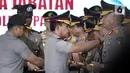 Kapolri Jenderal Idham Azis menyematkan tanda pangkat kepada sejumlah pejabat tinggi Polri saat  upacara sertijab di Rupatama Mabes Polri, Selasa (11/2/2020). Idham Azis memimpin delapan Kapolda yang dirotasi dan pejabat utama lain untuk melafalkan sumpah jabatan. (Liputan6.com/Johan Tallo)