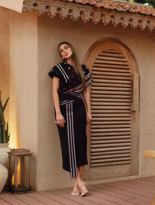 Kain tenun berwarna hitam juga taj kalah membuatmu tampil sempurna di acara resmi seperti yang dikenakan Luna Maya. Untuk bagian rambut, kamu bisa memilih untuk menggerainya [instagram/lunamaya]