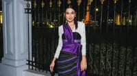 4 Gaya para Selebriti Berbalut Kebaya Kutubaru Panjang, Elegan dan Menawan