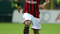 6. Robinho - Tak hanya di Santos, Robinho kerap melakukan Nutmeg di setiap pertandingan kala membela AC Milan. Namun semakin dimakan umur, Nutmeg mantan pemain Man City tersebut tak pernah terlihat lagi. (AFP/Olivier Morin)