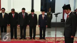 Presiden Joko Widodo (kanan) saat menghadiri acara pemberian tanda kehormatan di Istana Negara, Jakarta, Senin (15/8). Presiden menganugerahkan Tanda Kehormatan RI kepada sejumlah tokoh di Tanah Air. (Liputan6.com/Faizal Fanani)
